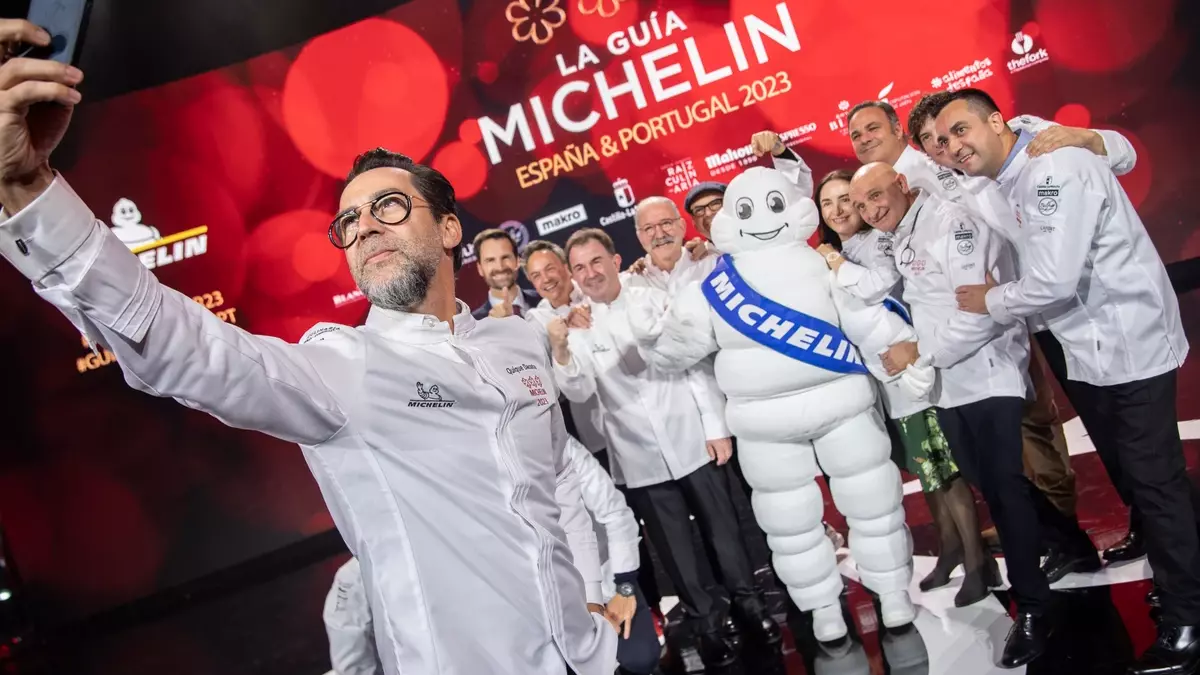 Quique Dacosta hace el selfie con otros galardonados en la gala de las estrellas Michelín de este año.