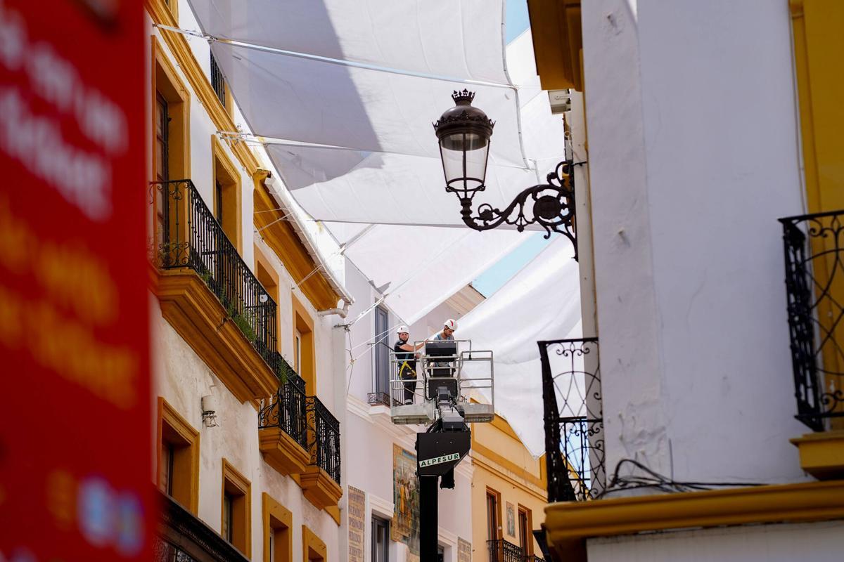 Instalación de toldos para dar sombra en la calle Sierpes, Sevilla