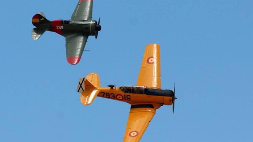 Dos de los aviones históricos de la Fundación Infante de Orleans en una exhibición.