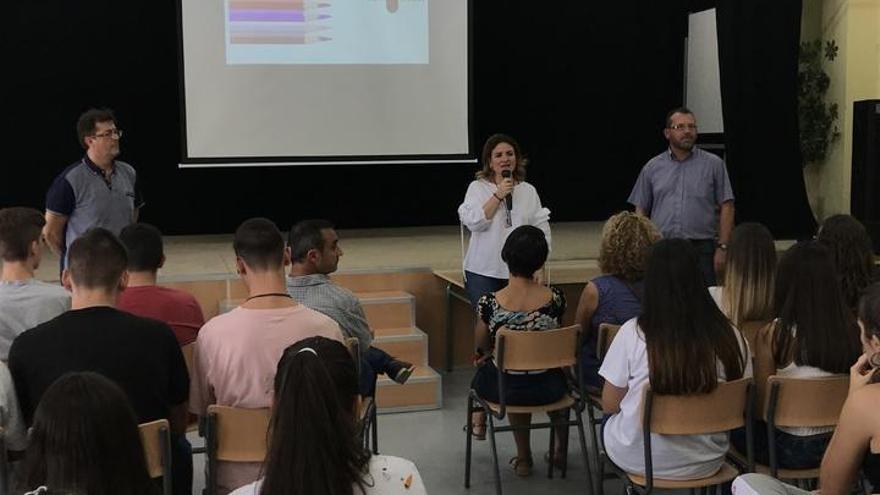 Esperanza Moreno visitó ayer el IES Ingeniero de la Cierva de Murcia en el inicio del curso.