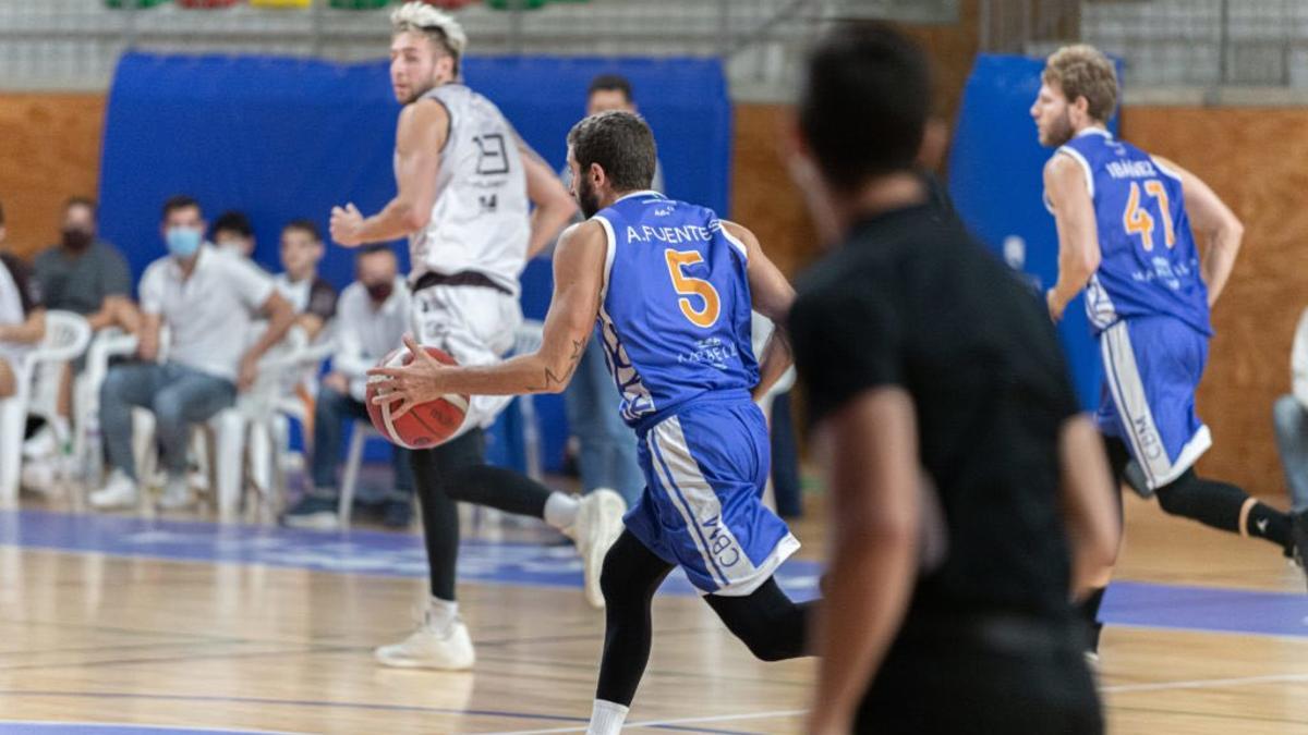 Adrián Fuentes dirigiendo el juego del CB Marbella