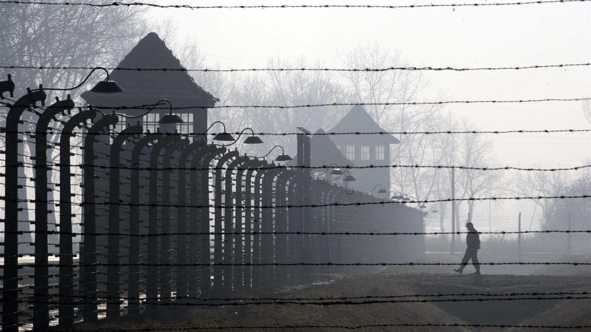 La valla de alambradas del campo de exterminio de Auschwitz-Birkenau, en Polonia.