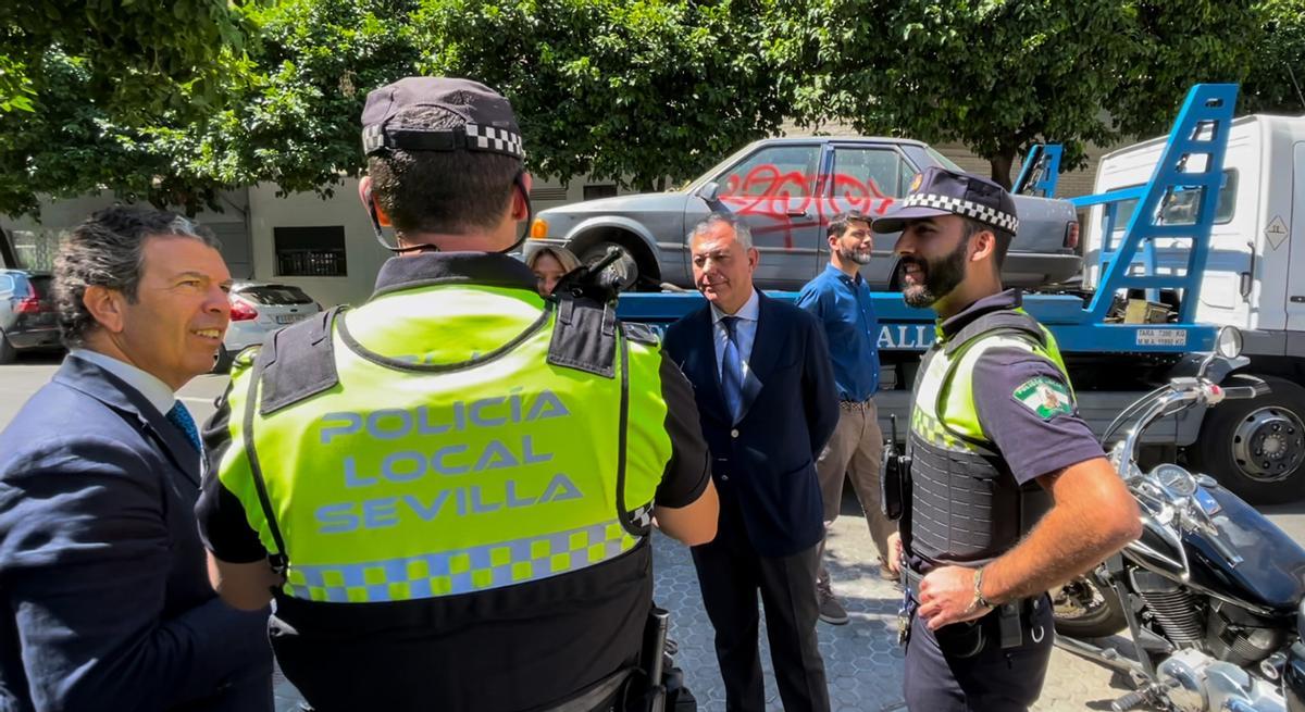 El alcalde de Sevilla, José Luis Sanz, acompaña en la retirada de los primeros vehículos.