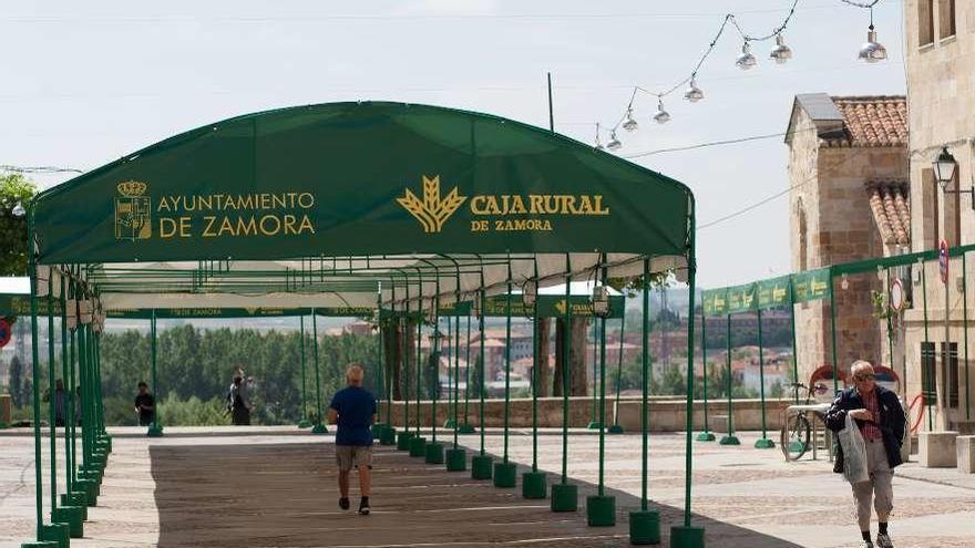 Todo preparado en la plaza de Claudio Moyano para la llegada de los ceramistas.