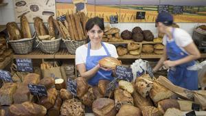 Anna Bellsolà, con el pan ‘Barceloneta’, en honor al barrio donde tiene uno de sus locales.