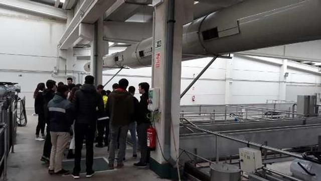 Estudiantes de la Facultad de Química, en la depuradora de Villapérez.