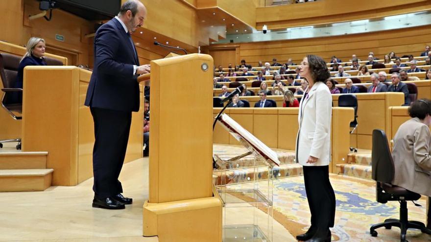 Melania Álvarez, en el acto de acatamiento de la Constitución, con el presidente del Senado, Pedro Rollán.