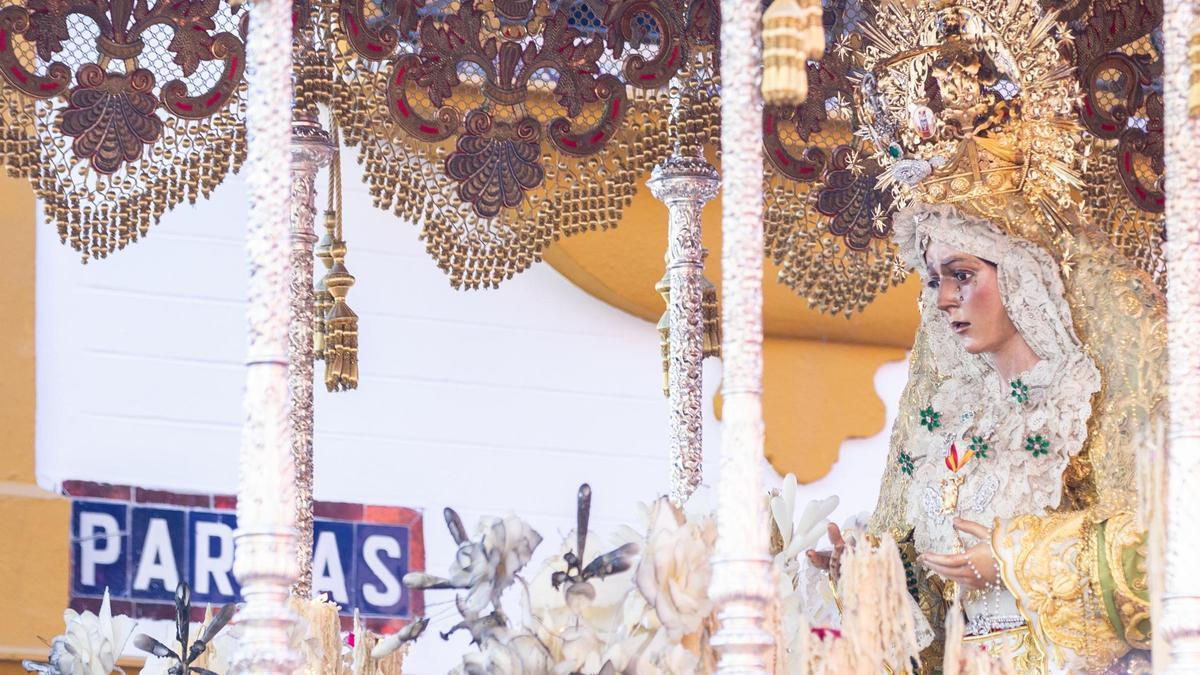 La Macarena por la calle Parras.