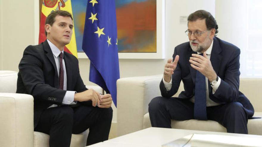 Rajoy cita a Sánchez y Rivera para abordar la estrategia