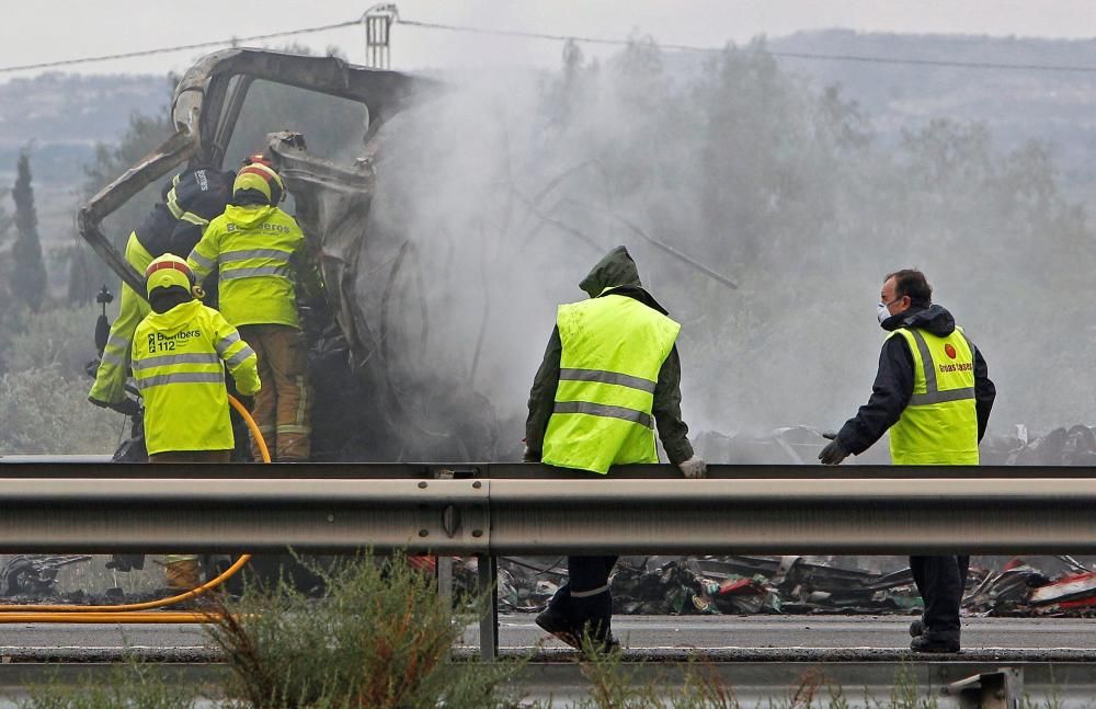 El accidente de la A-7 ha causado tres fallecidos y ha obligado a desviar el tráfico.