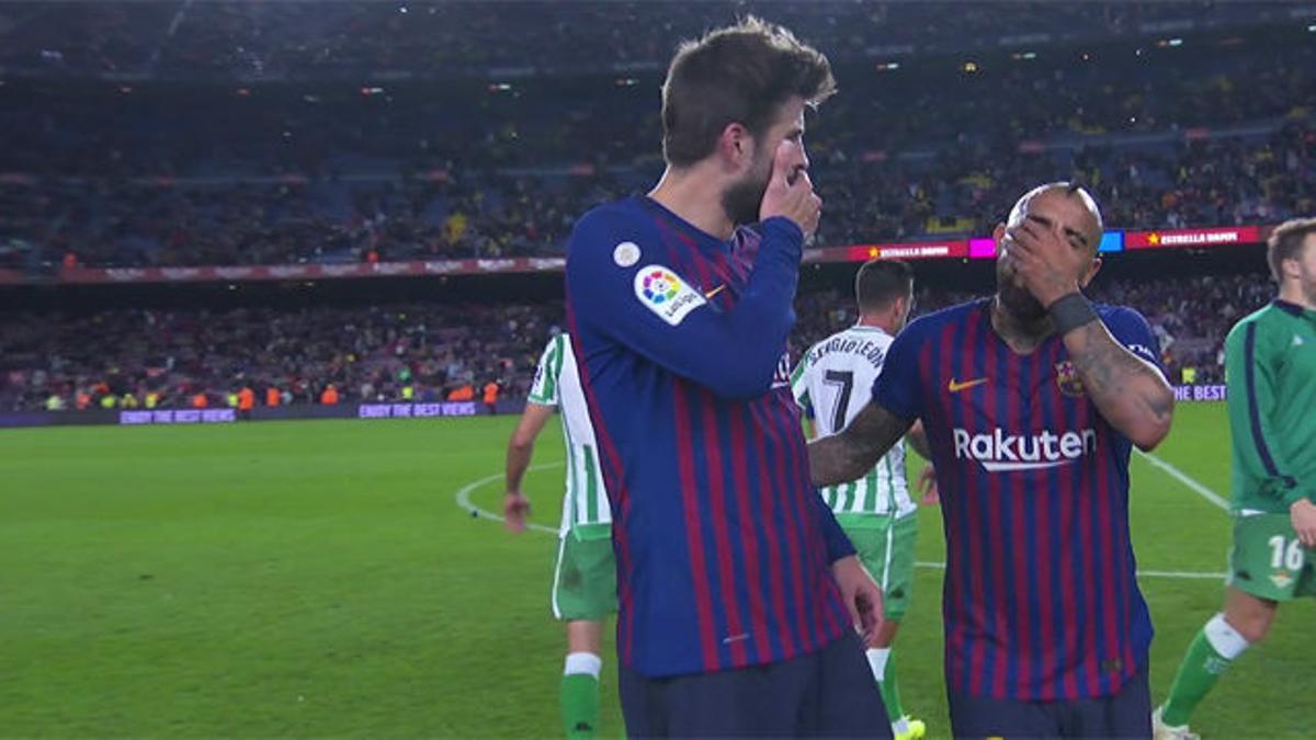 Piqué y Vidal tuvieron sus más y sus menos al final del partido