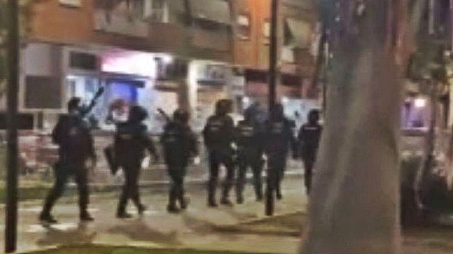 Agentes antidisturbios instantes antes de disolver la ‘campal’ de Mislata, en diciembre pasado. | LEVANTE-EMV