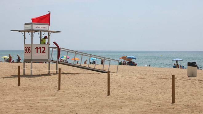 Un hombre de 70 años muere ahogado en una playa de Calafell
