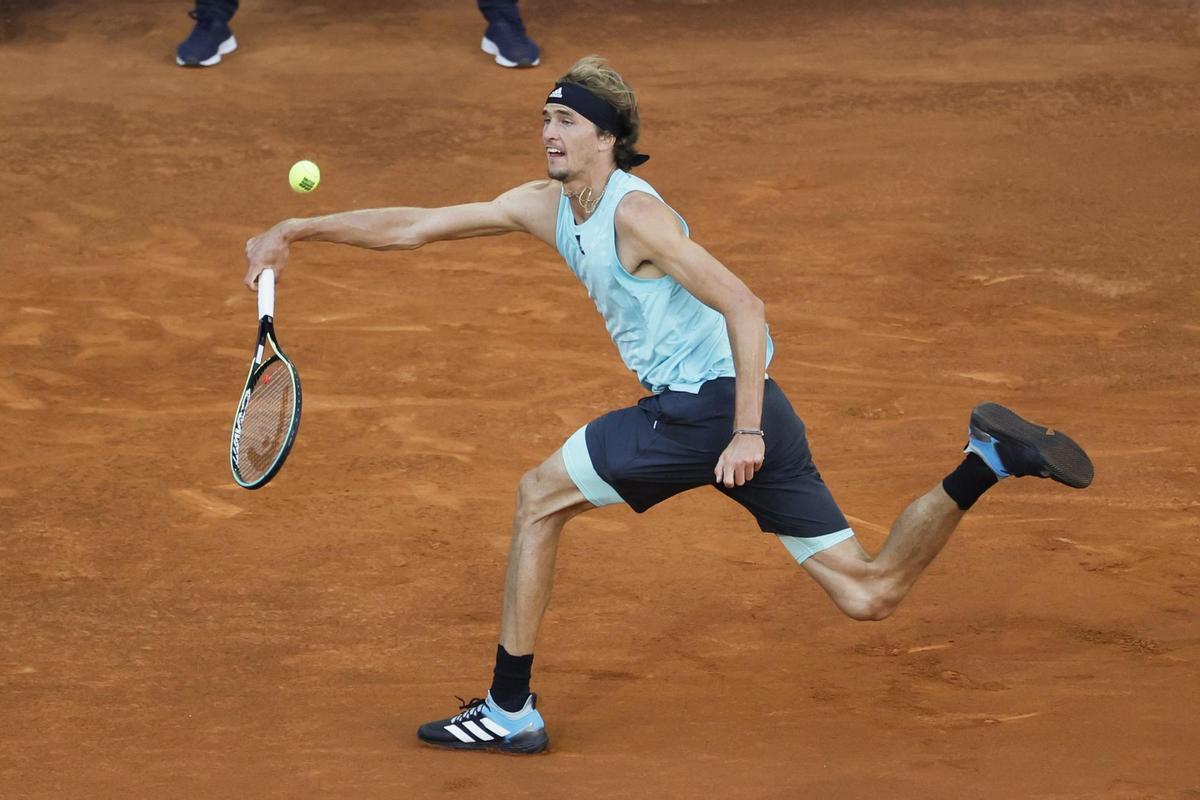 MADRID, 08/05/2022.- El tenista alemán Alexander Zverev, devuelve una bola al español Carlos Alcaraz, durante la final masculina del Mutua Madrid Open, este domingo en las instalaciones de la Caja Mágica en Madrid. EFE / Juanjo Martín