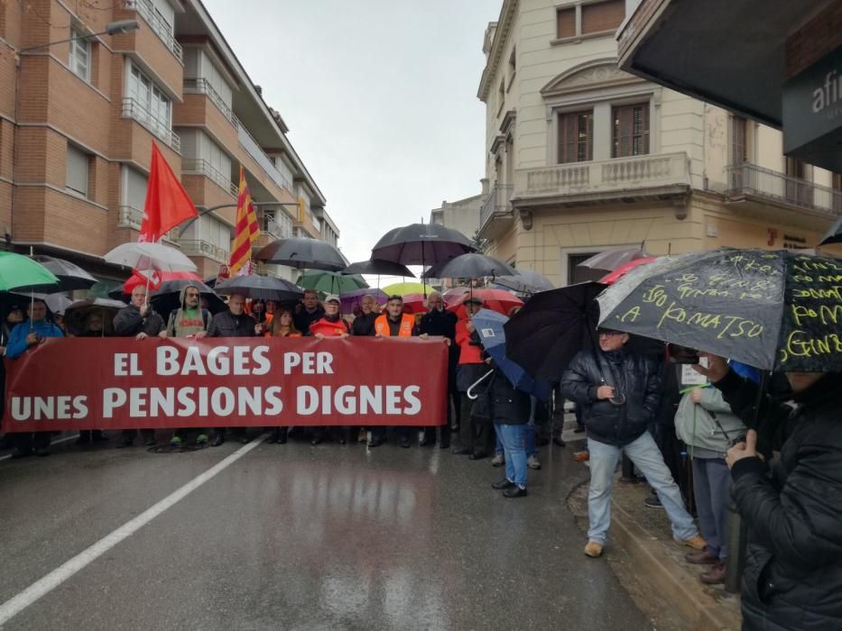 Pensionistes protesten davant la seu de l'INSS a Manresa
