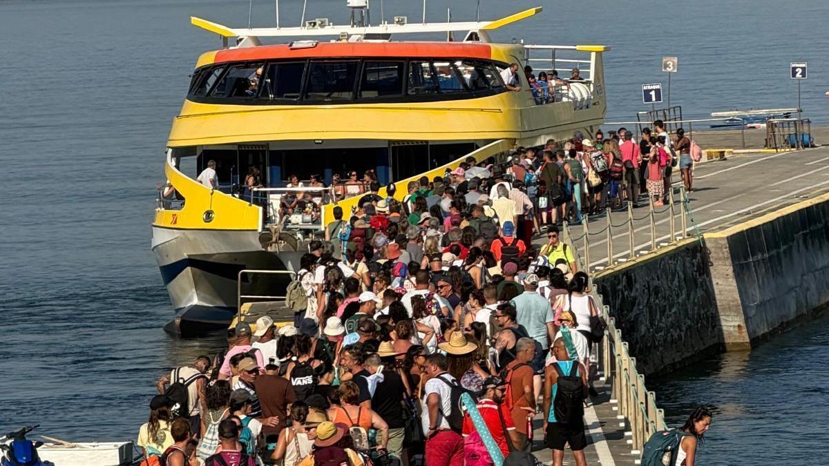 Visitantes en la tarde de este sábado cogiendo el barco de regreso en el muelle de Ons.