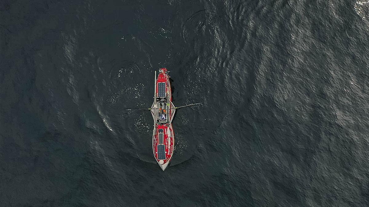 El 'Ocean Defende' a vista de dron en el medio del Antártico