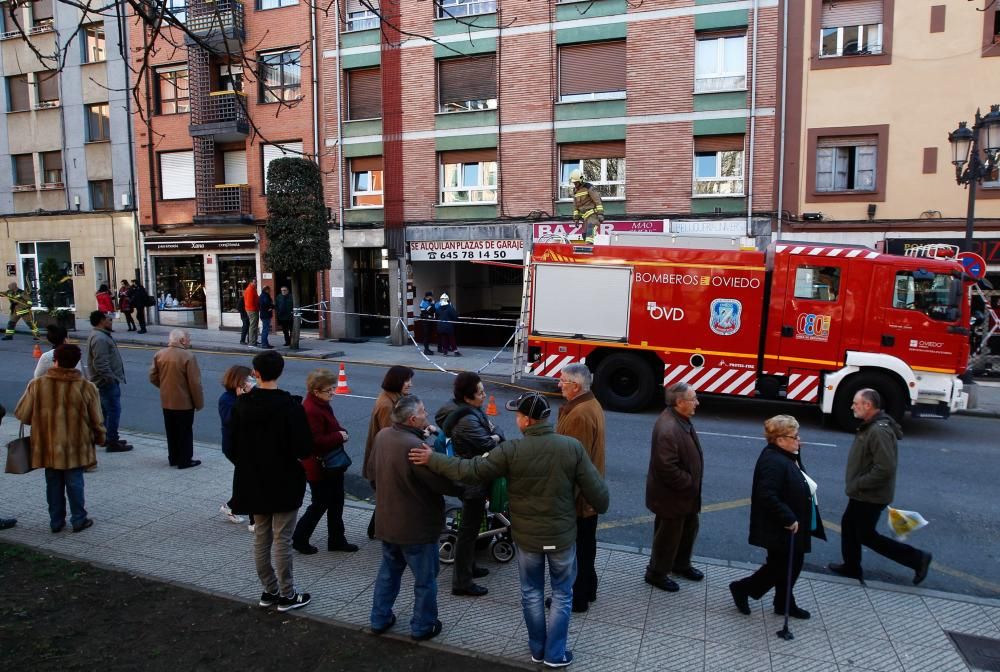 Vecinos, Bomberos y Policías en el edificio quemado en Pumarín.