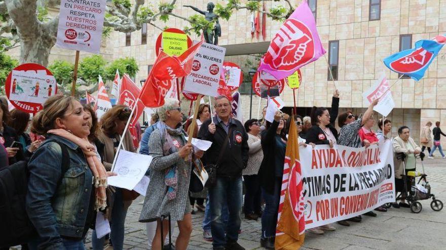 Protesta frente a la Diputación.