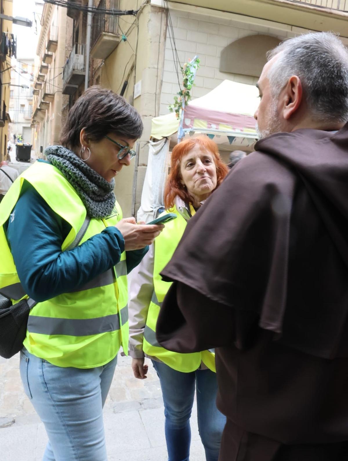 Roser Alegre, regidora de Fem Manresa, fent una enquesta als carrers durant la Fira de l'Aixada