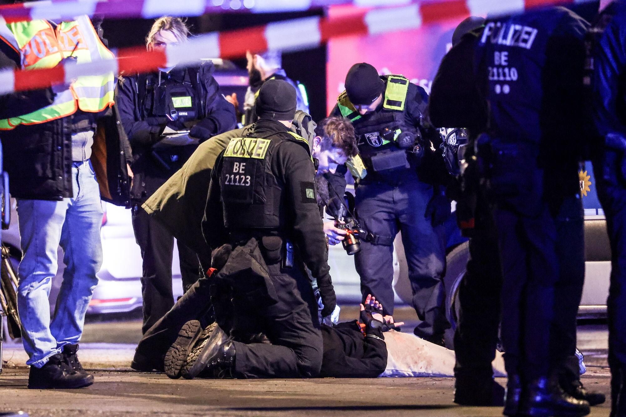 Berlin (Germany), 21/02/2025.- Police officers arrest a man near the Holocaust Memorial in Berlin, Germany, 21 February 2025, after another man was seriously injured with a sharp object. The injured man was taken to hospital and an investigation is ongoing at the crime scene. (Alemania) EFE/EPA/CHRISTOPHER NEUNDORF
