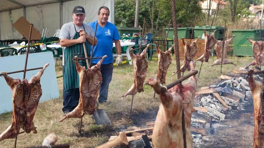Soto de Ribera sirve cordero y fabada para 250 personas por sus fiestas