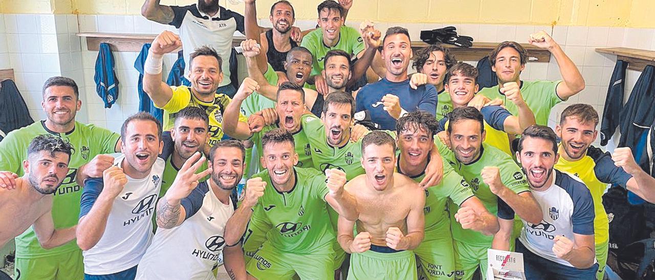 Los jugadores del Atlético Baleares celebran en el vestuario el triunfo logrado ante el Costa Brava.