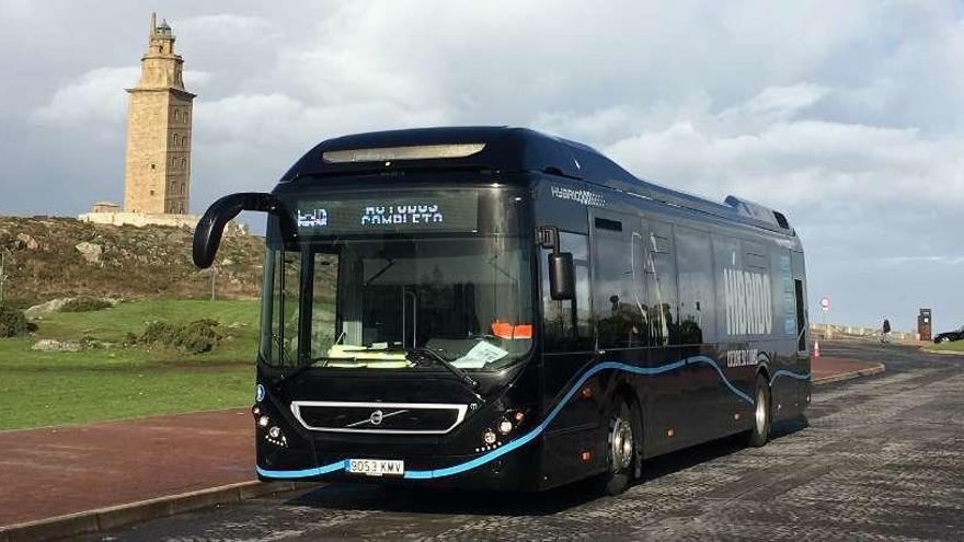 El bus híbrido que prueba la Compañía de Tranvías, en las proximidades de la Torre de Hércules.