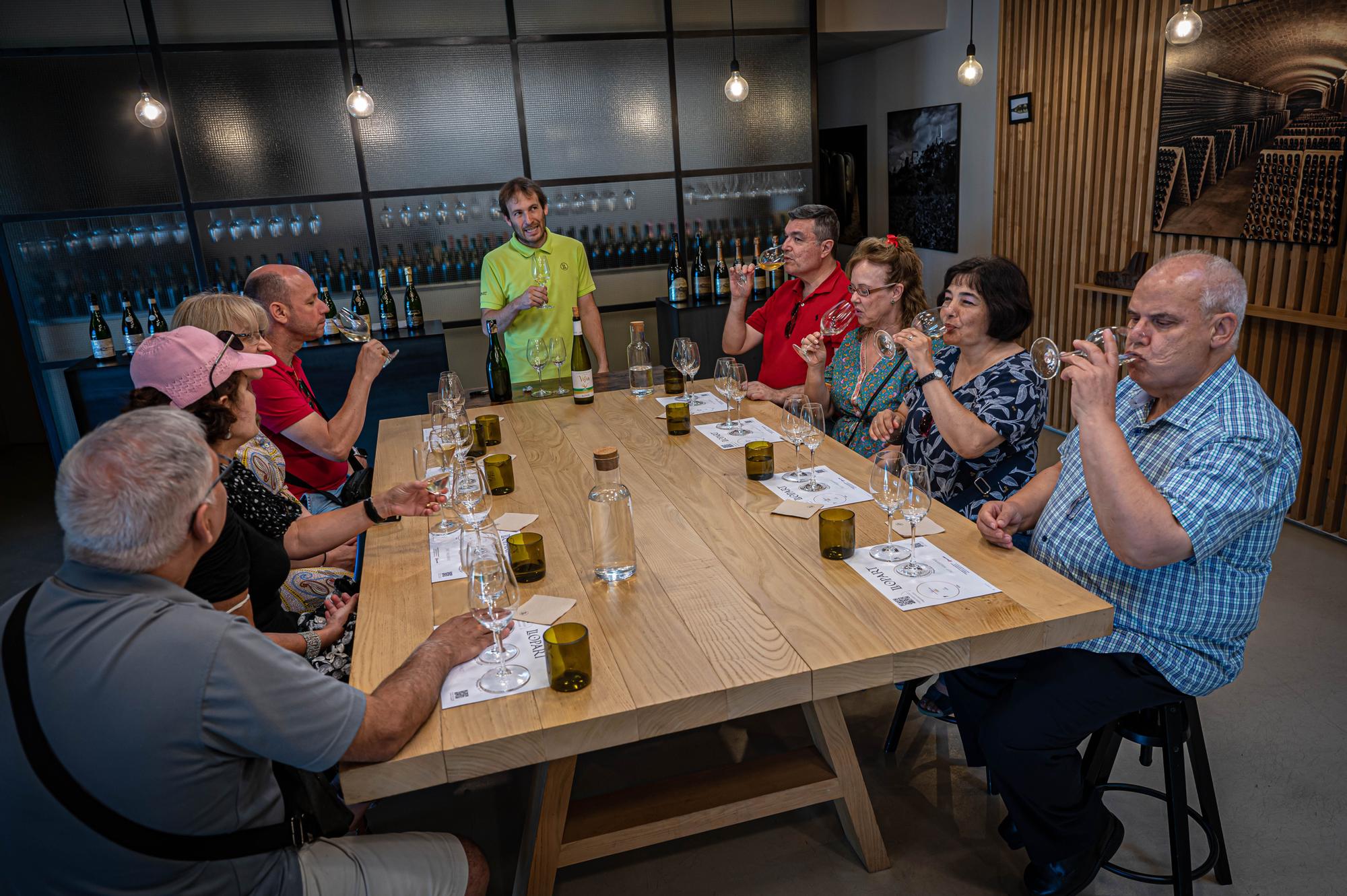 Un grupo hace una cata en las bodegas Llopart