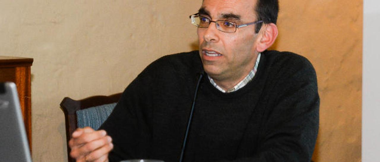 Javier Granados González, doctor en Ciencias de la Información, durante su ponencia ayer en la Casa Museo.