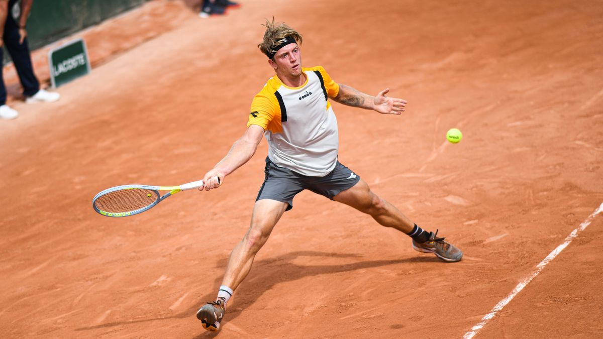 Alejandro Davidovich golpea una bola en Roland Garros 2021.