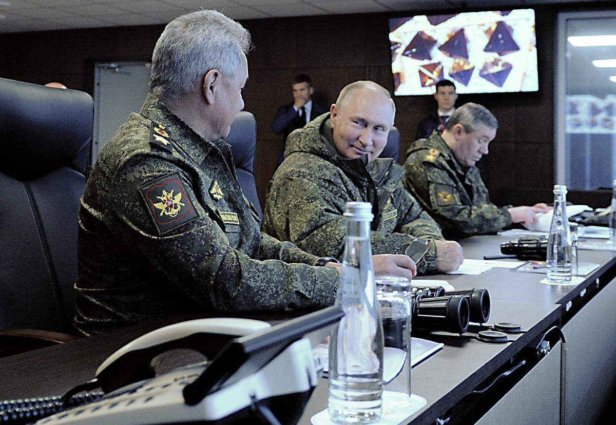 El jefe del Estado Mayor General ruso, Valery Gerasimov, Vladímir Putin y el ministro de Defensa ruso, Sergei Shoigu.