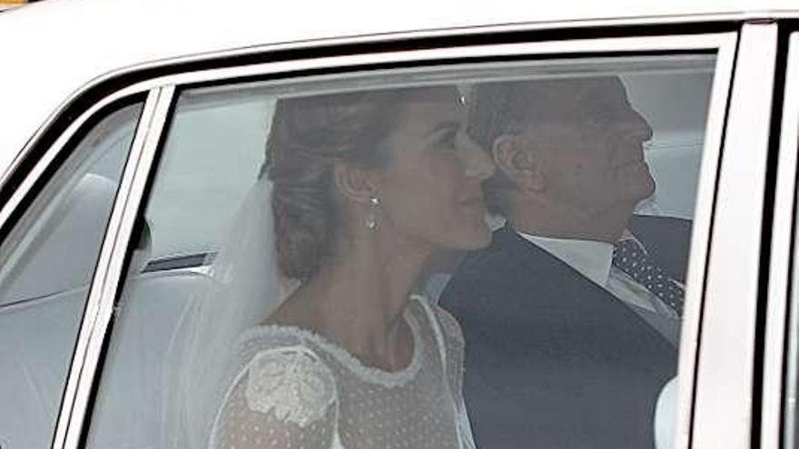 Arriba, la novia, Beatriz Mira, llegando a la ceremonia a bordo de un lujoso Rolls Royce blanco. Sobre estas líneas, Álvaro Fuster, que llegó en taxi. | «la opinión de málaga»