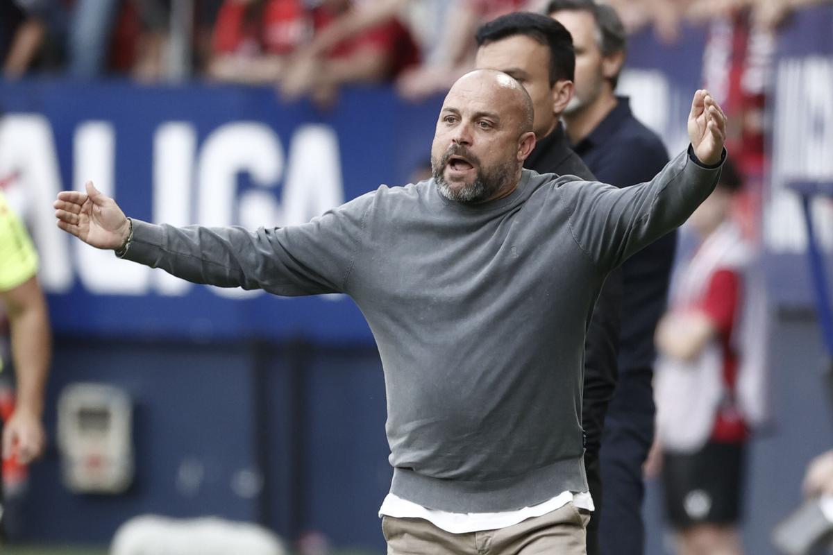 Manolo González gesticula en el encuentro ante Osasuna.