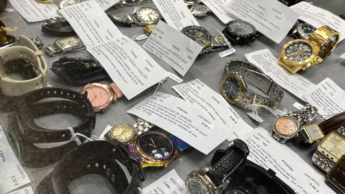 Relojes que se exponen en la Sala Retiro con motivo de la subasta de objetos perdidos del Ayuntamiento de Madrid.