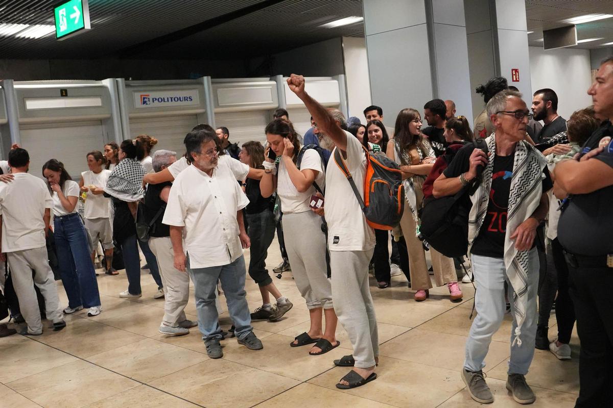Regreso a Madrid de los 21 activistas españoles detenidos por Israel, integrantes de la Flotilla Global Sumud, procedentes de Tel Aviv.
