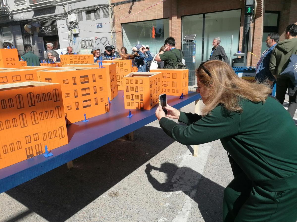 Una mujer fotografía la ciudad en miniatura tomada por turistas de Lepanto