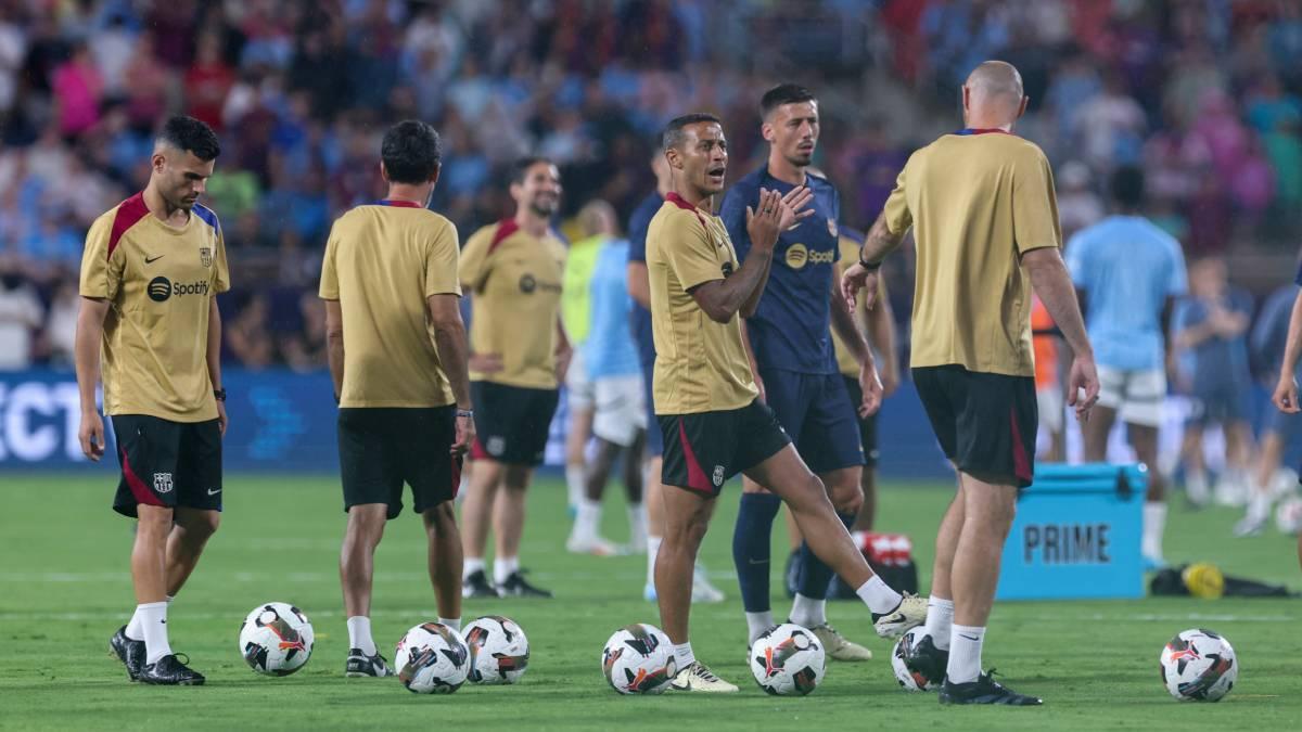 Thiago Alcántara alienta a los jugadores del Barça ante el City