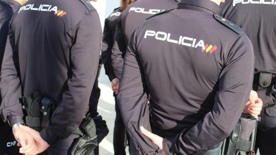 Un policía de paisano detiene a un ladrón que intentaba entrar en una casa en Turruñuelos