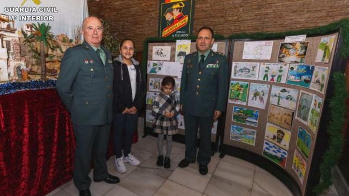 Fotografía de dos de las ganadoras de la pasada edición en su visita a la Comandancia