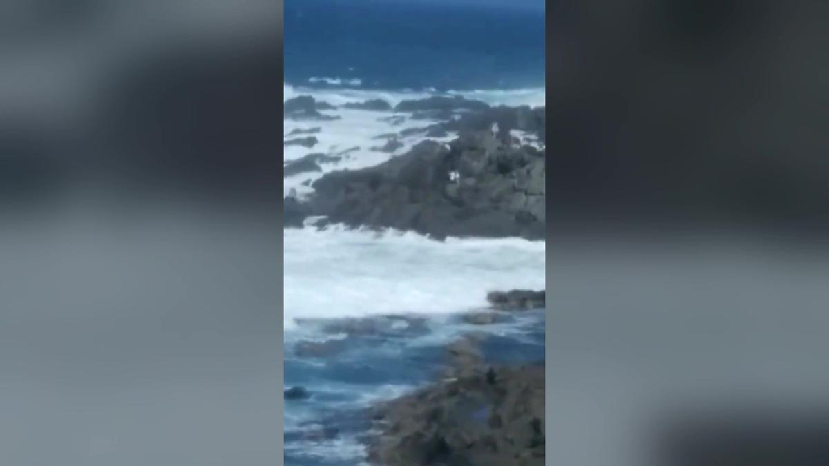 Rescatados dos turistas apunto de ser arrestados por la marea en Canarias.