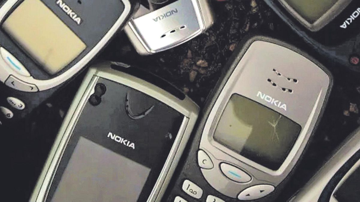 Antiguos móviles de Nokia, entre ellos el icónico modelo 5100