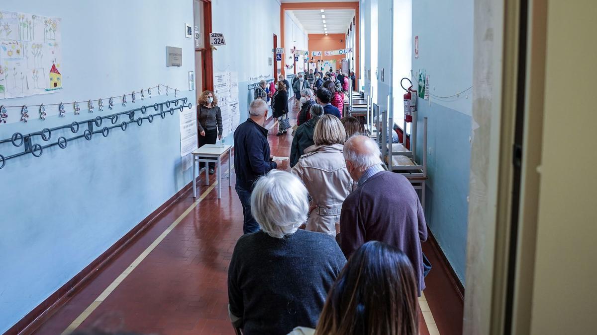 Colas para la votación en las elecciones generales en un colegio electoral de Turín.