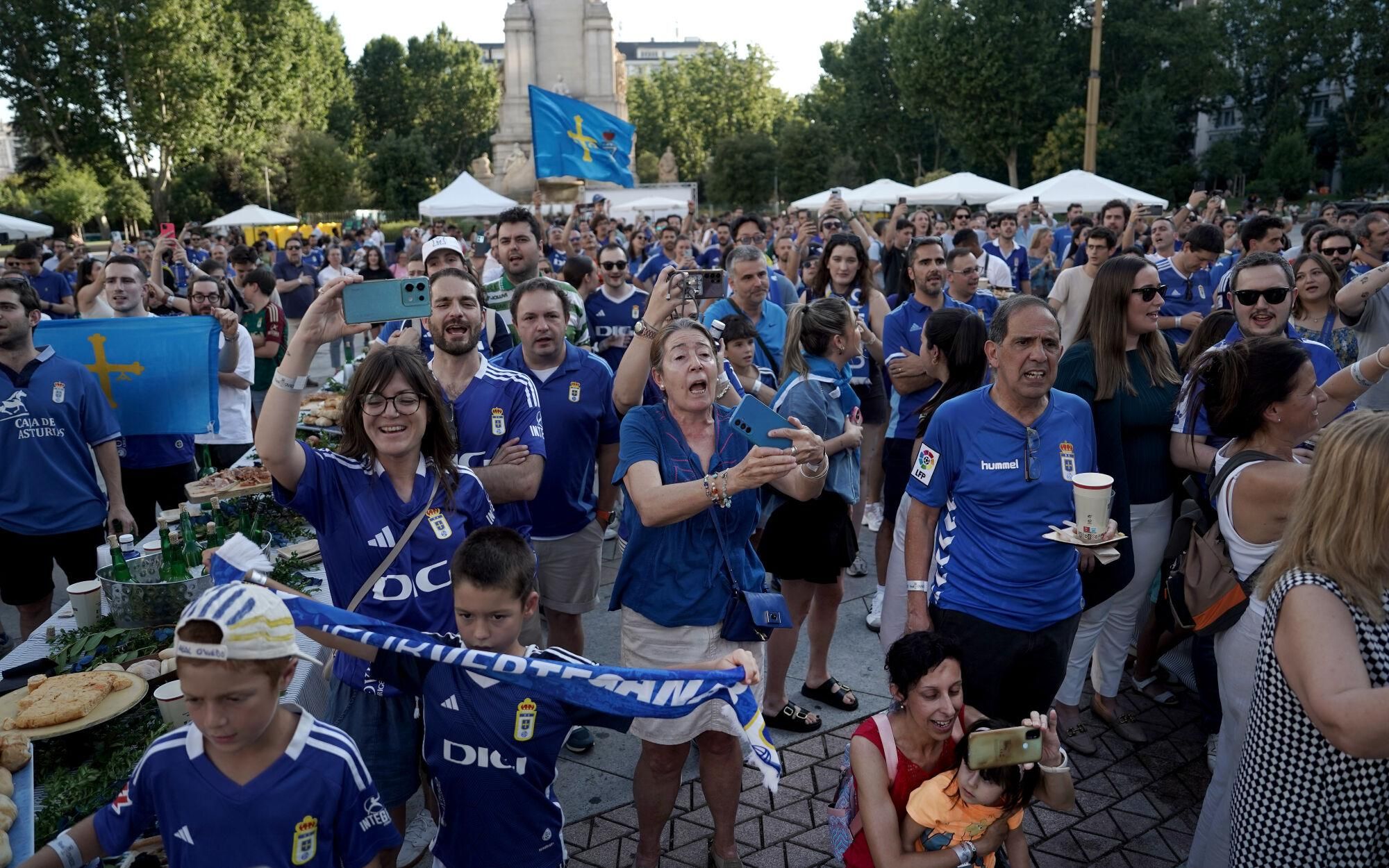 Así fue la fiesta del ascenso del Real Oviedo en Madrid.