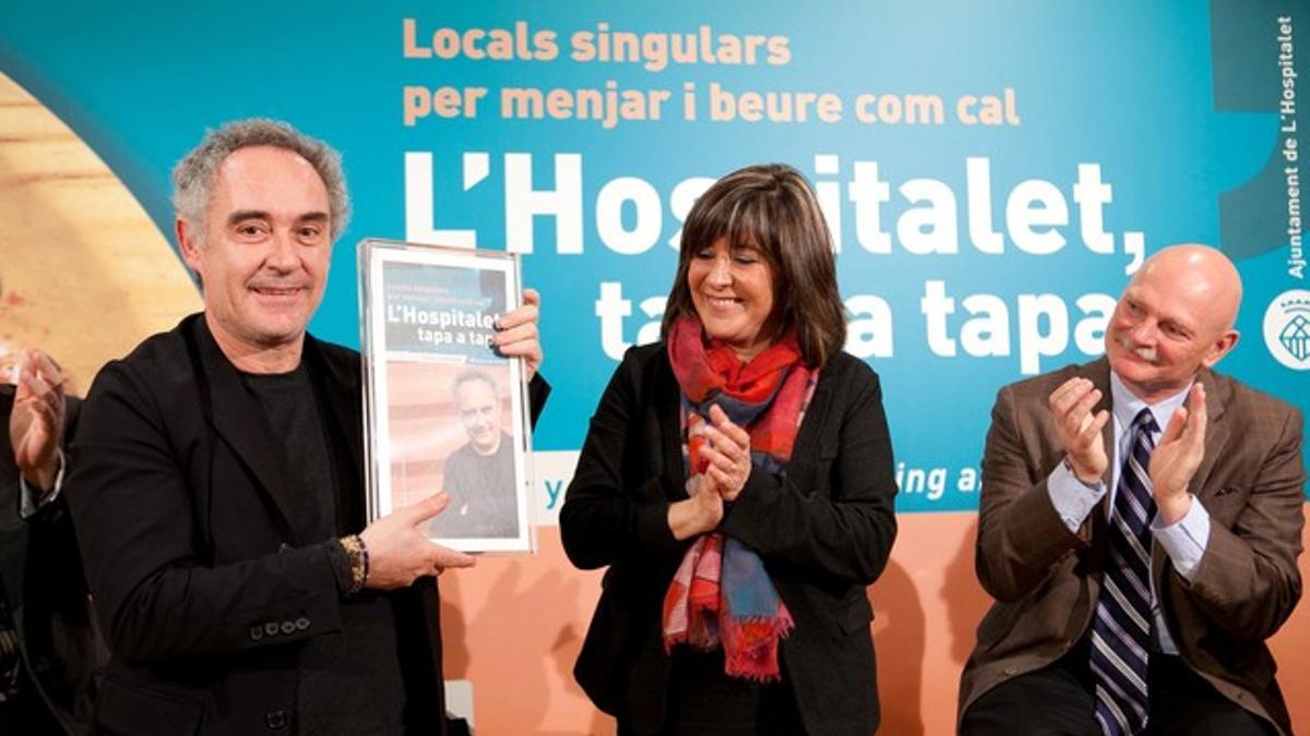 Ferran Adrià y Núria Marín este viernes durante la presentación de la guía de tapas de L'Hospitalet.