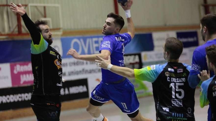 Rubén Menéndez, disponiéndose a tirar, ayer, en el partido ante La Robla en Vallobín.