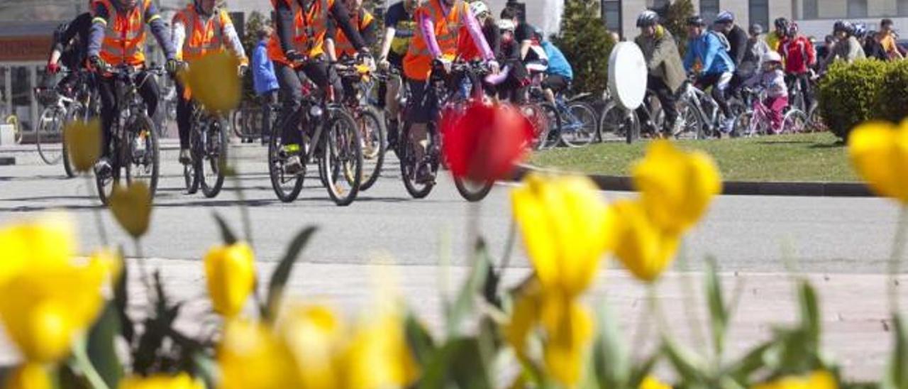 Los participantes en la marcha cicloturista, partiendo de la estación de Renfe en Oviedo.