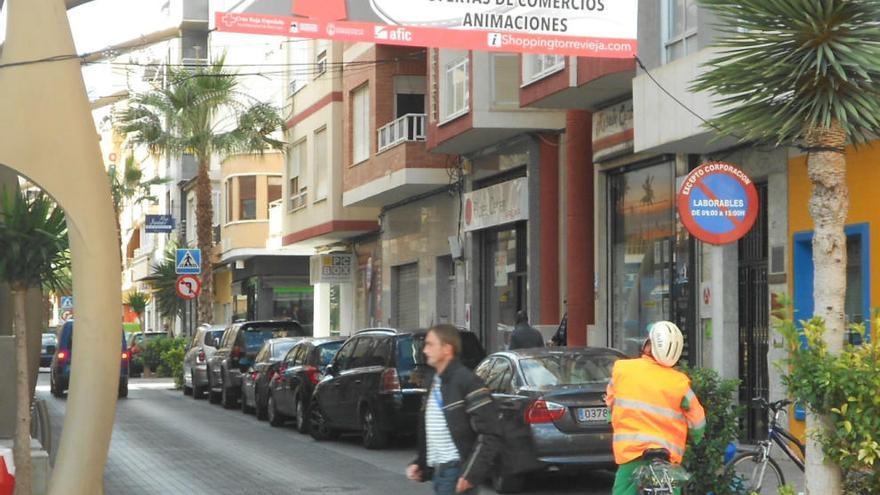Imagen de la calle Caballero de Rodas con la cartelería de la iniciativa comercial/ Javier Fernández