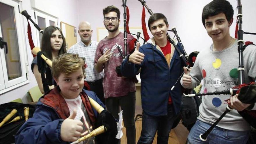 Miembros de la Banda de Gaitas de Corvera, ayer, en su local de ensayo.