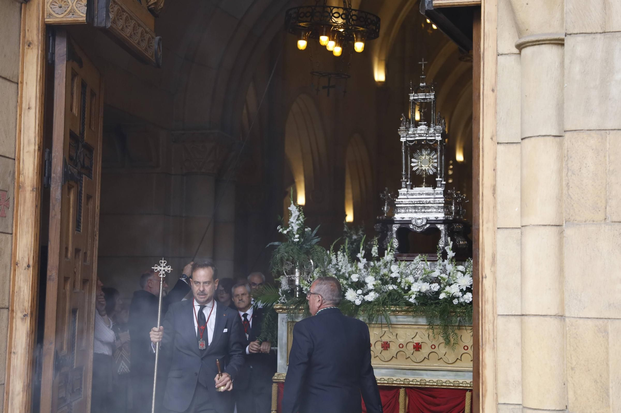 Pétalos, incienso, niños... así fue la procesión del Corpus Christi en Gijón (en imágenes)